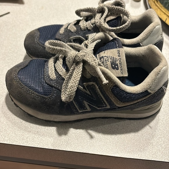 NEW BALANCE BOYS 10.5 SNEAKERS - Picture 2 of 4